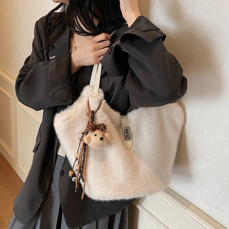 Winter Fluffy Shoulder Bag Women Large Capacity Simple Texture Tote Bag Fashion Casual and Versatile Bucket Bag for Commute 251104