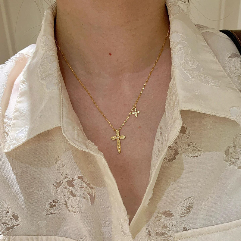 Leaf Crushed Ice for Women, Light Luxury Style, Versatile, 24K Plated Craft, Minimalist Cross Flower Necklace