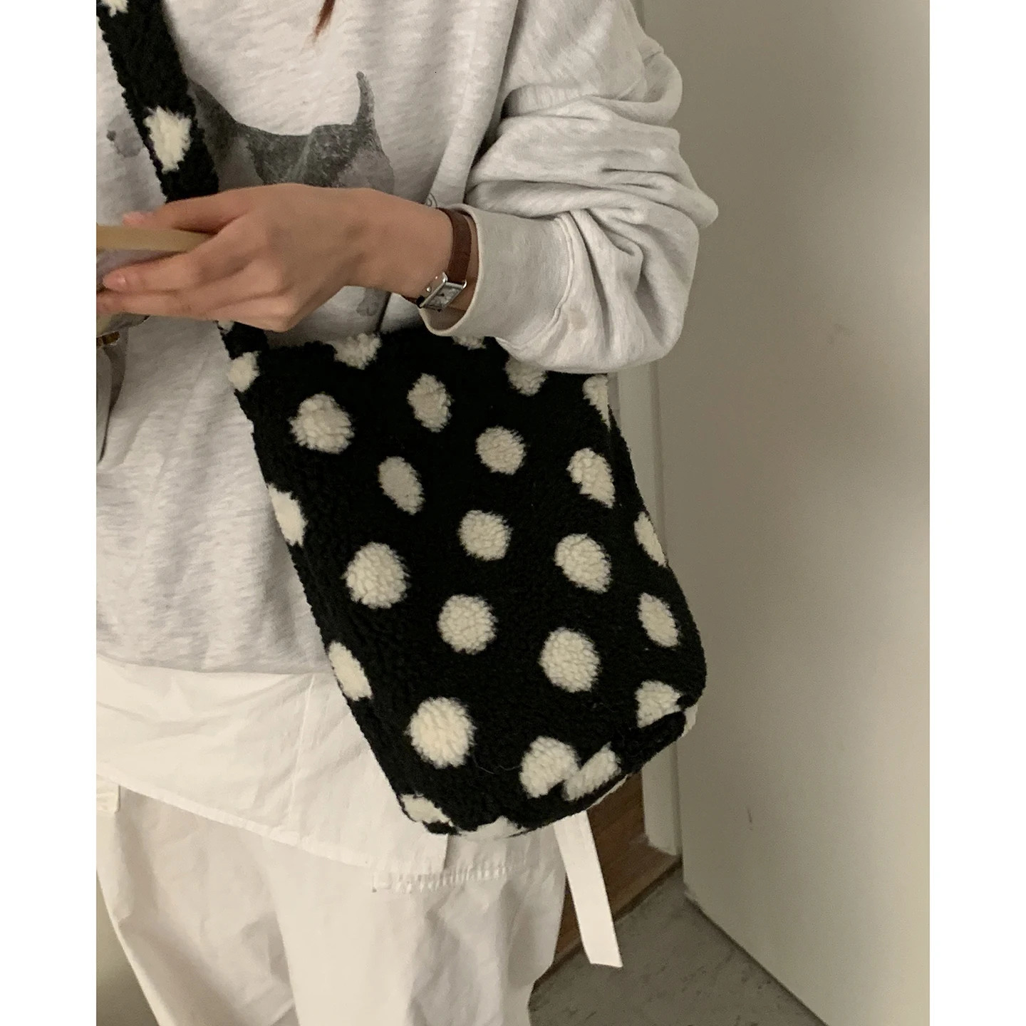 Fashionable Large Capacity Crossbody Plush Bucket Bags Autumn Winter Cute Lamb Wool Bag for Women 251104