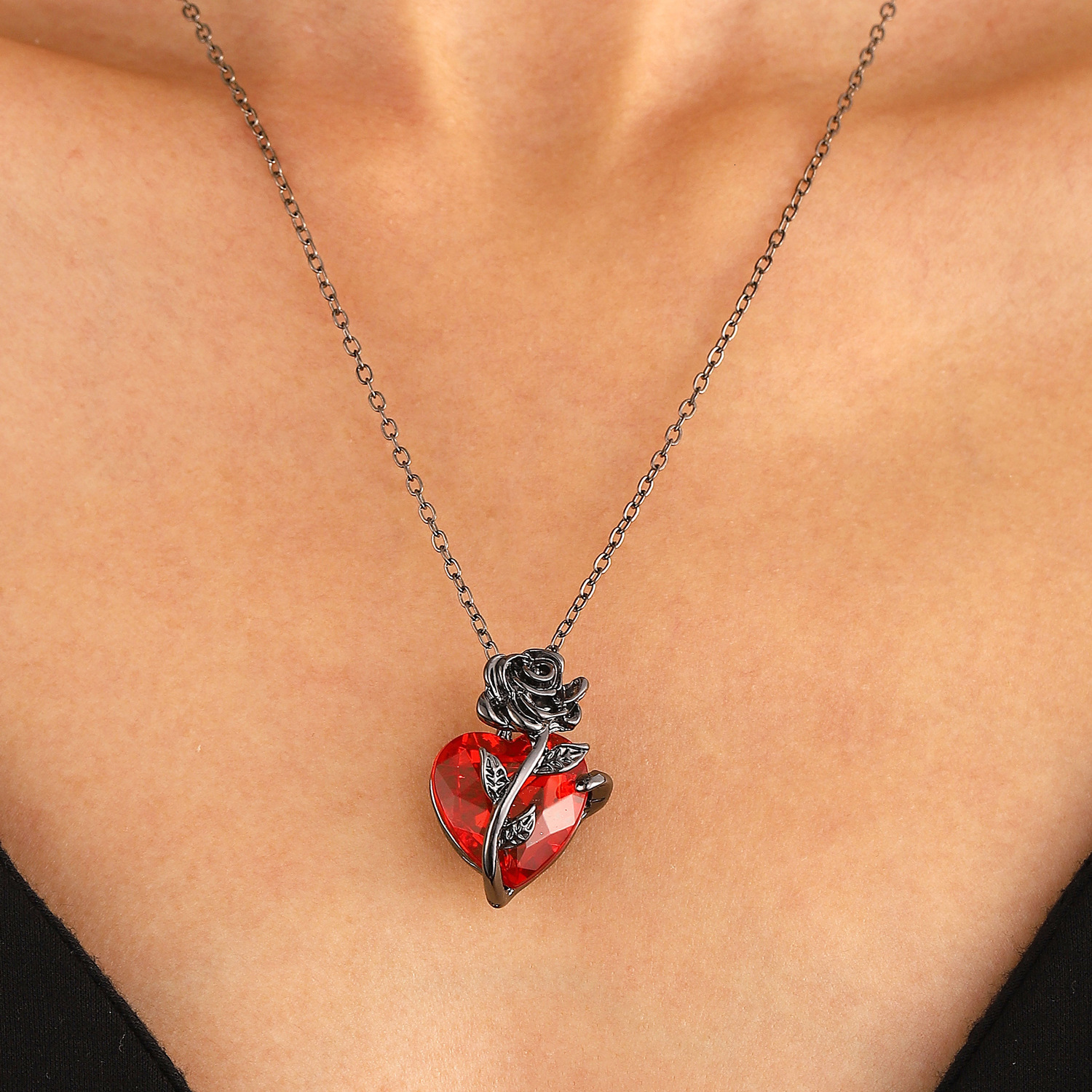 European and American Heart Rose Necklace for Women, Ins Gothic Dark Style, Twisted Flower Heart-shaped Collarbone Chain, Valentine's Day Jewelry