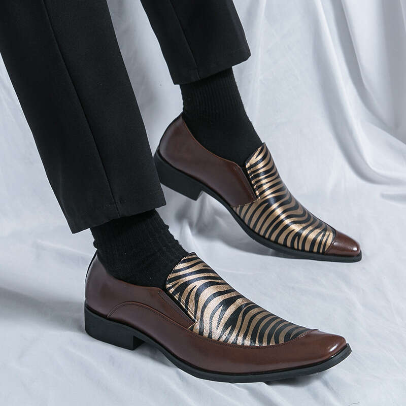 Large men's shoes, fashionable pointed loafers, trendy leopard print, one foot hairstylist's small leather shoes