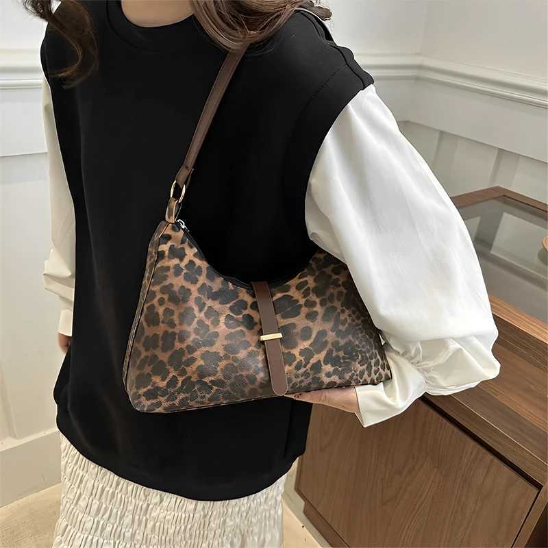 New Large Capacity Womens Bags Fashion Leopard Print Tote Premium Texture Versatile Commuting Shoulder Armpits Z251104