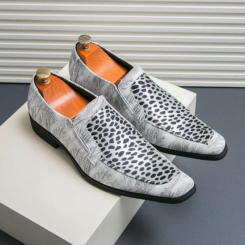 Large men's shoes, fashionable pointed loafers, trendy leopard print, one foot hairstylist's small leather shoes