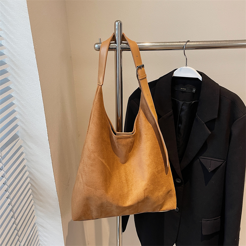 New Spring Women's Simple Leisure Fashion Luxury Party Handbag Large Capacity Crossbody Bag Essential Shoulder Bag for College Students Shopping