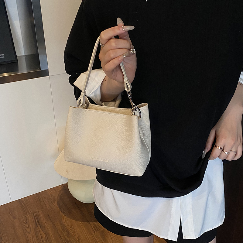 Yellow exquisite super hot water bucket bag for women's new model, light luxury, niche high-end, commuting and leisure crossbody bag