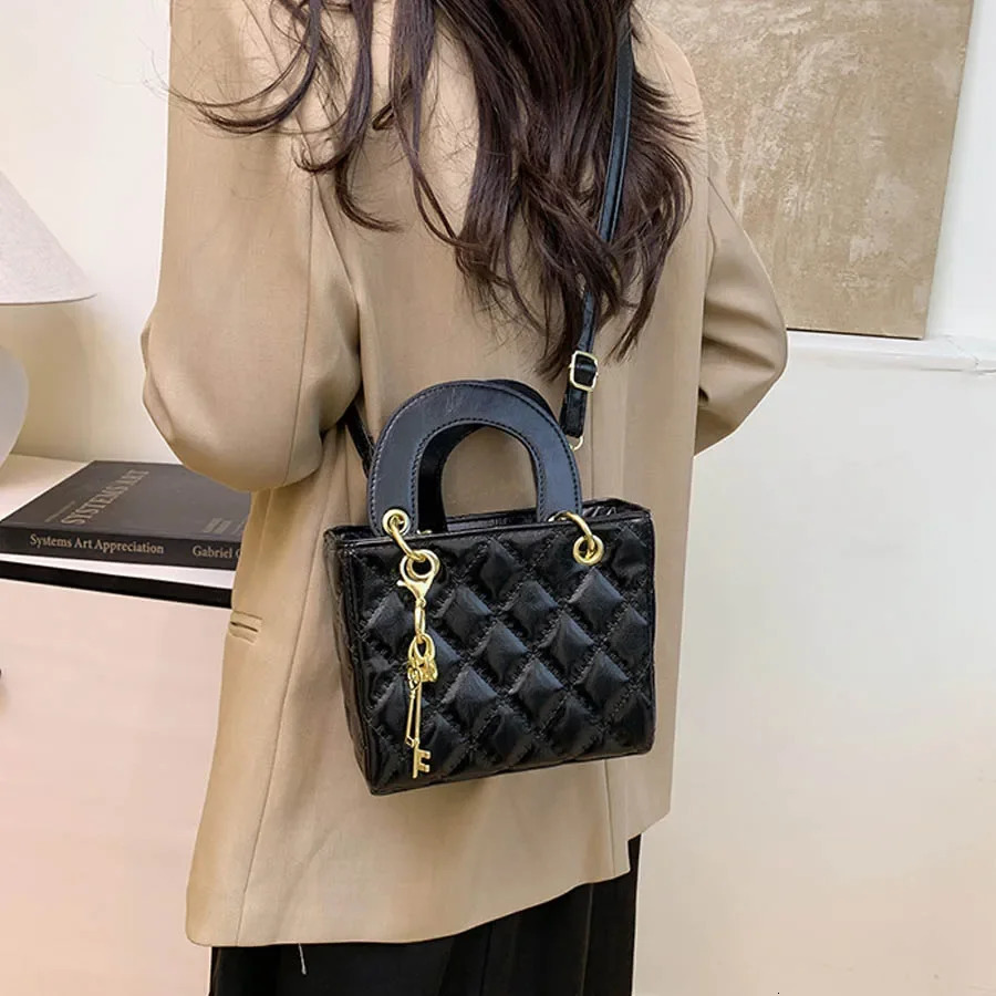Fashionable and versatile womens hand-held crossbody bag with simple diamond grid and high-quality PU leather square bag 251104