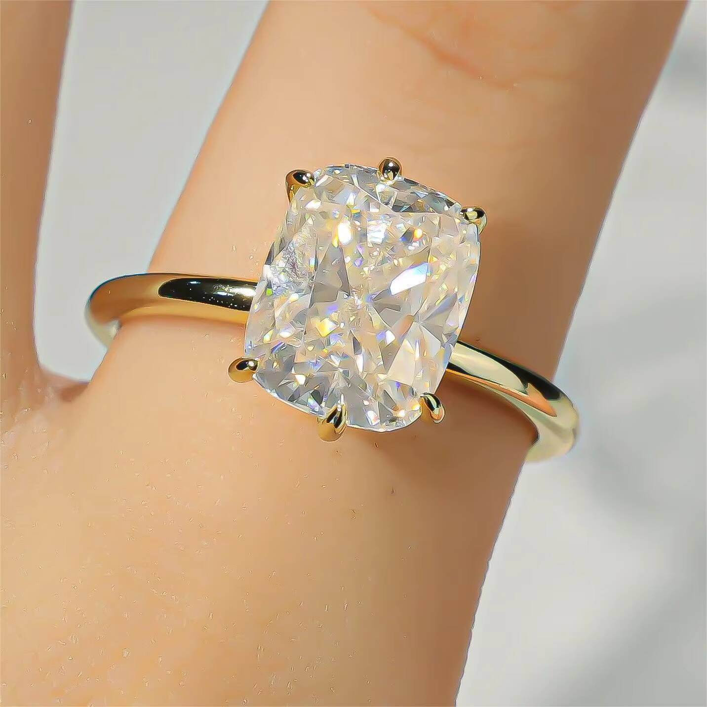 Factory Wholesale Custom Au750 Solid Gold Moissanite Engagement Ring 10K 14K 18K Long Cushion Shape Crushed Solitaire Ring