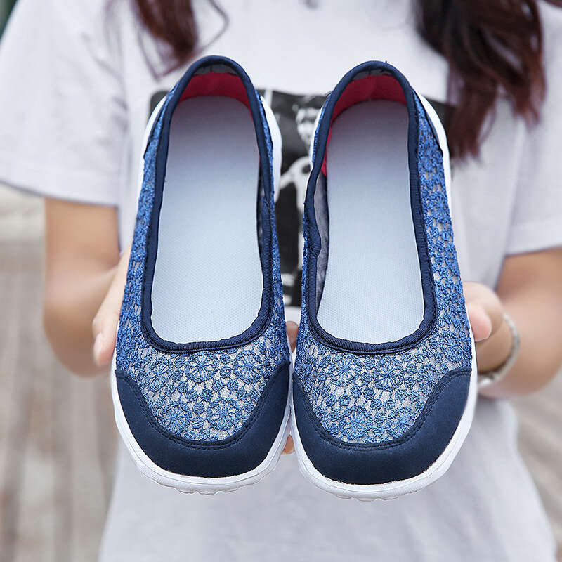 Large size for spring summer, new lace casual flat middle-aged and elderly walking mother's shoes, foot stomping women's shoes