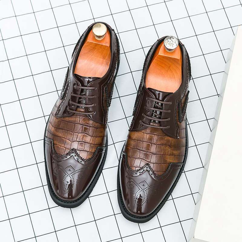 Men's oversized new fashionable men's Block carved shoes, patent leather glossy lace up wedding shoes