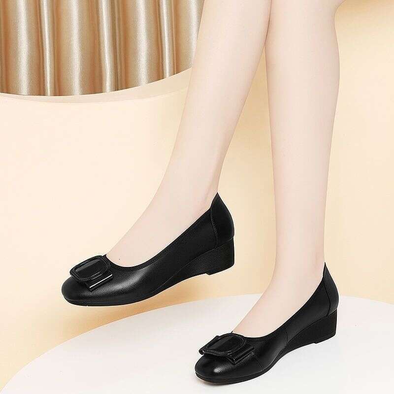 Professional genuine slope follow-up shoes, women's 2024 new spring/summer flat bottomed black sole soft mom's little leather shoes