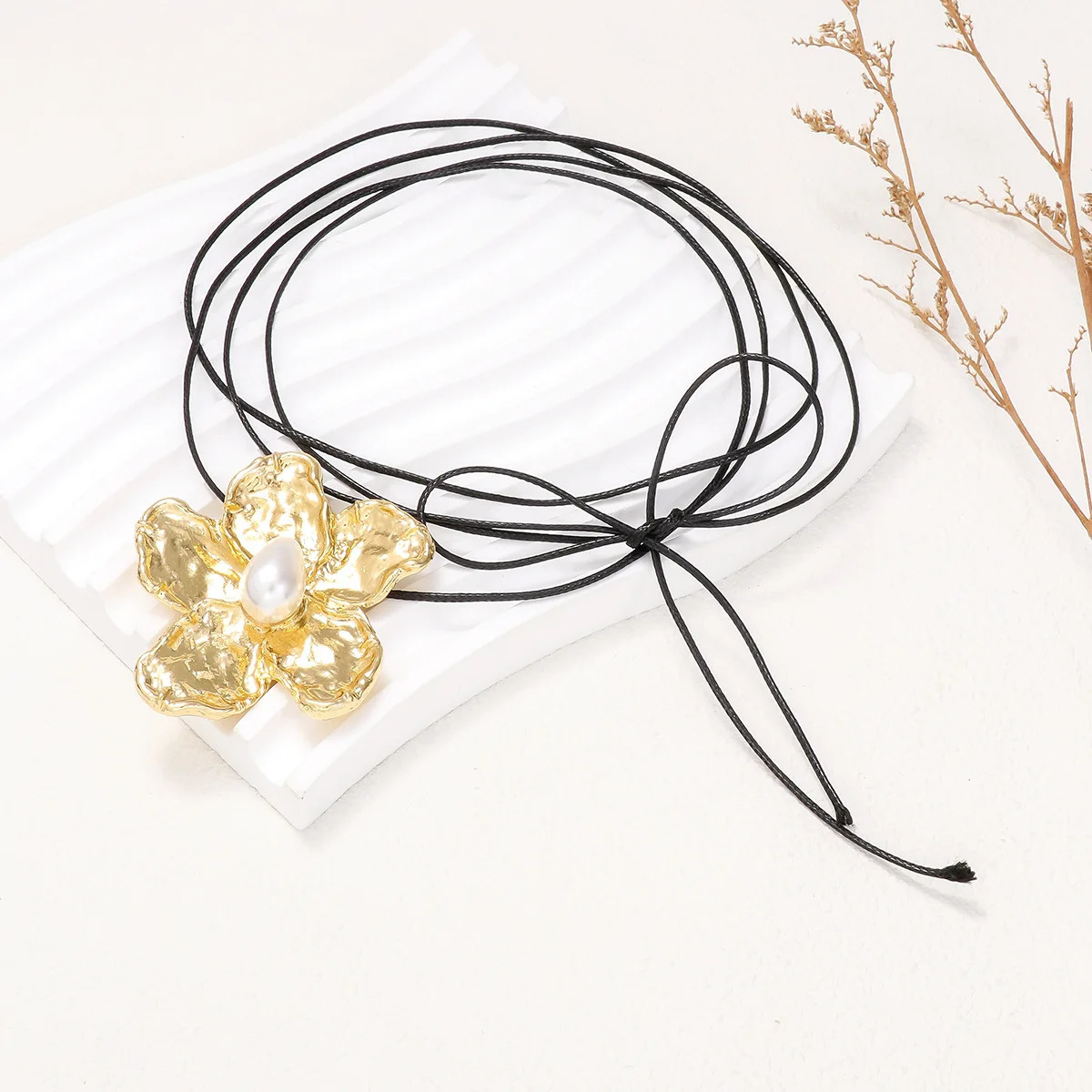 Casual Creative Flower Pendant Necklace Gold Color Alloy Choker Necklae for Women in Charm Holiday Party Jewelry 251031