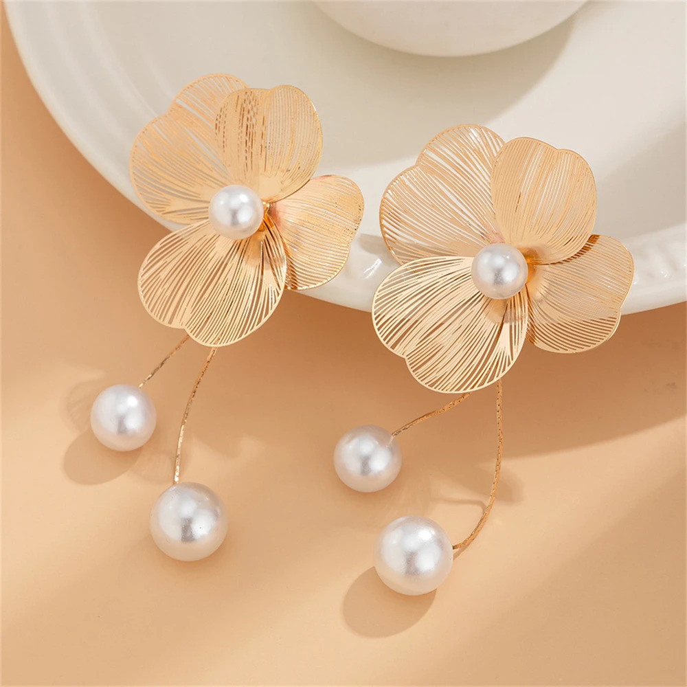 Fashion flower earrings pearl pendant Korean n womens stud metal jewelry accessories party gifts 250326