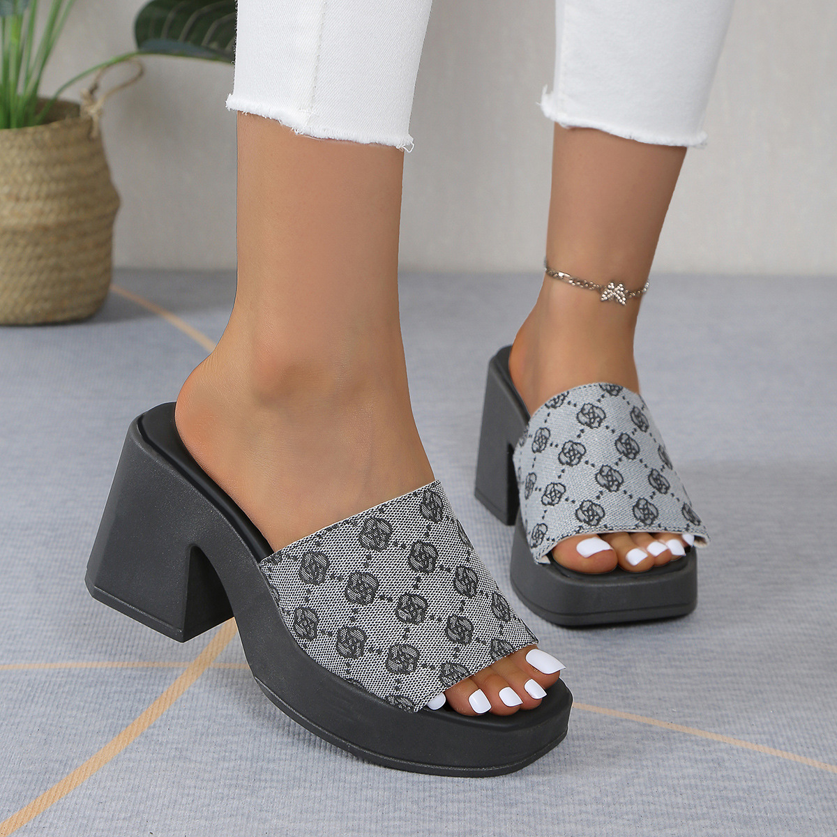 designer shoes 2025 new New summer European and American style one-word fashion women's plus size square-toed thick high-heeled slippers