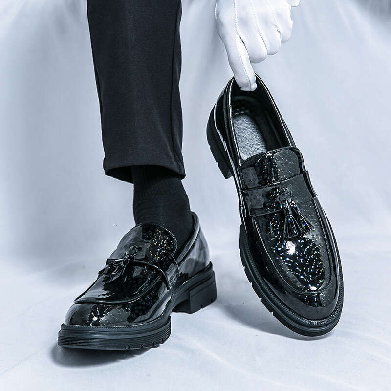 Large tassel shoes, men's 2024 Spring and Autumn new item, patent leather glossy surface, business formal attire, groom's wedding shoes