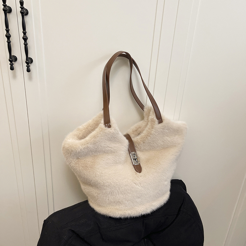 2025 New Autumn Women's Simple Leisure Fashion Luxury Party Handbag Large Capacity Crossbody Bag Essential Shoulder Bag for College Students Shop