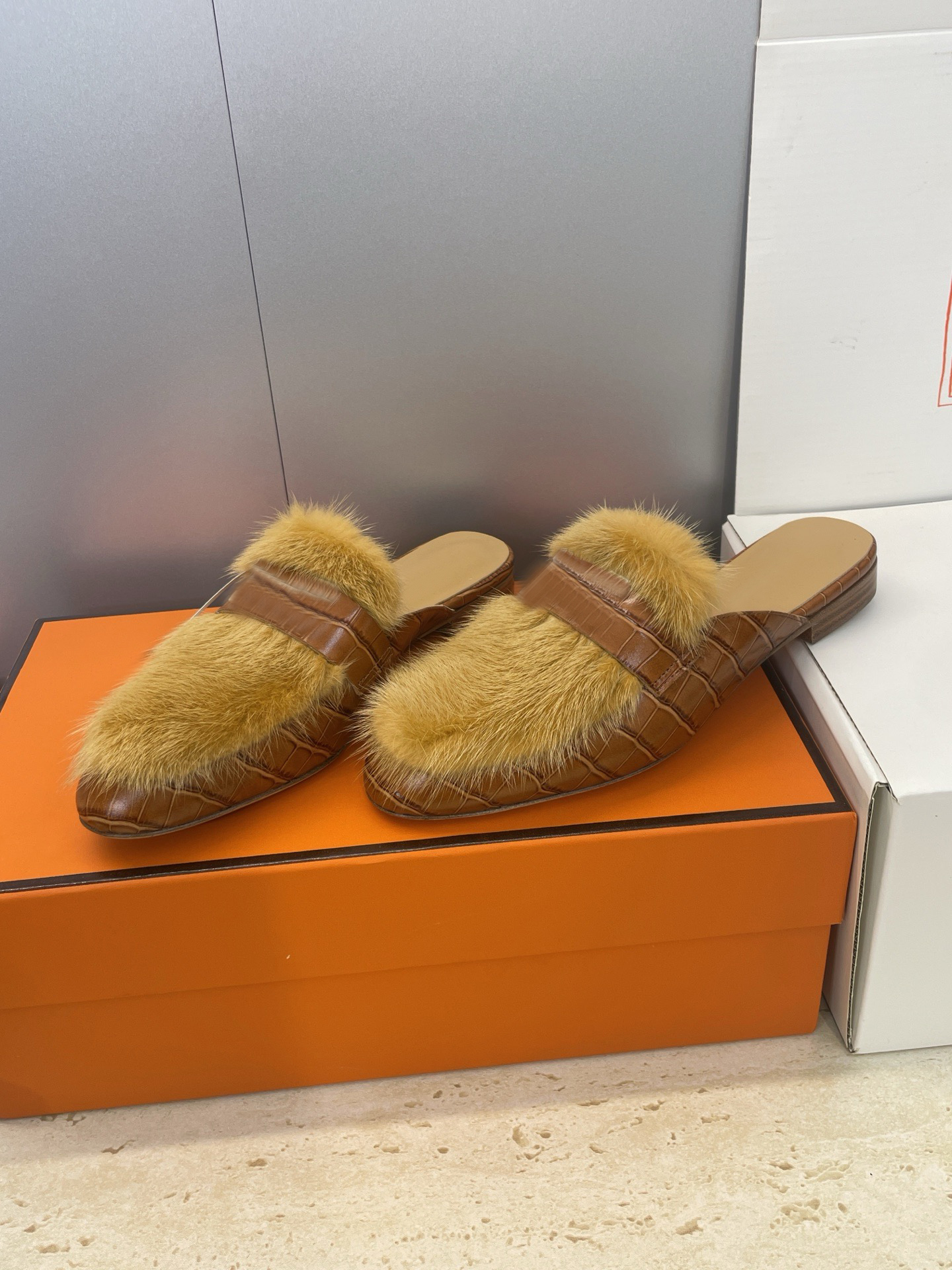 Designer women Shoes luxury Mule fashion Women Mules slippers high quality calfskin leather Color blocked lamb wool Letter Scuffs furry slide fur slide Size 35-42