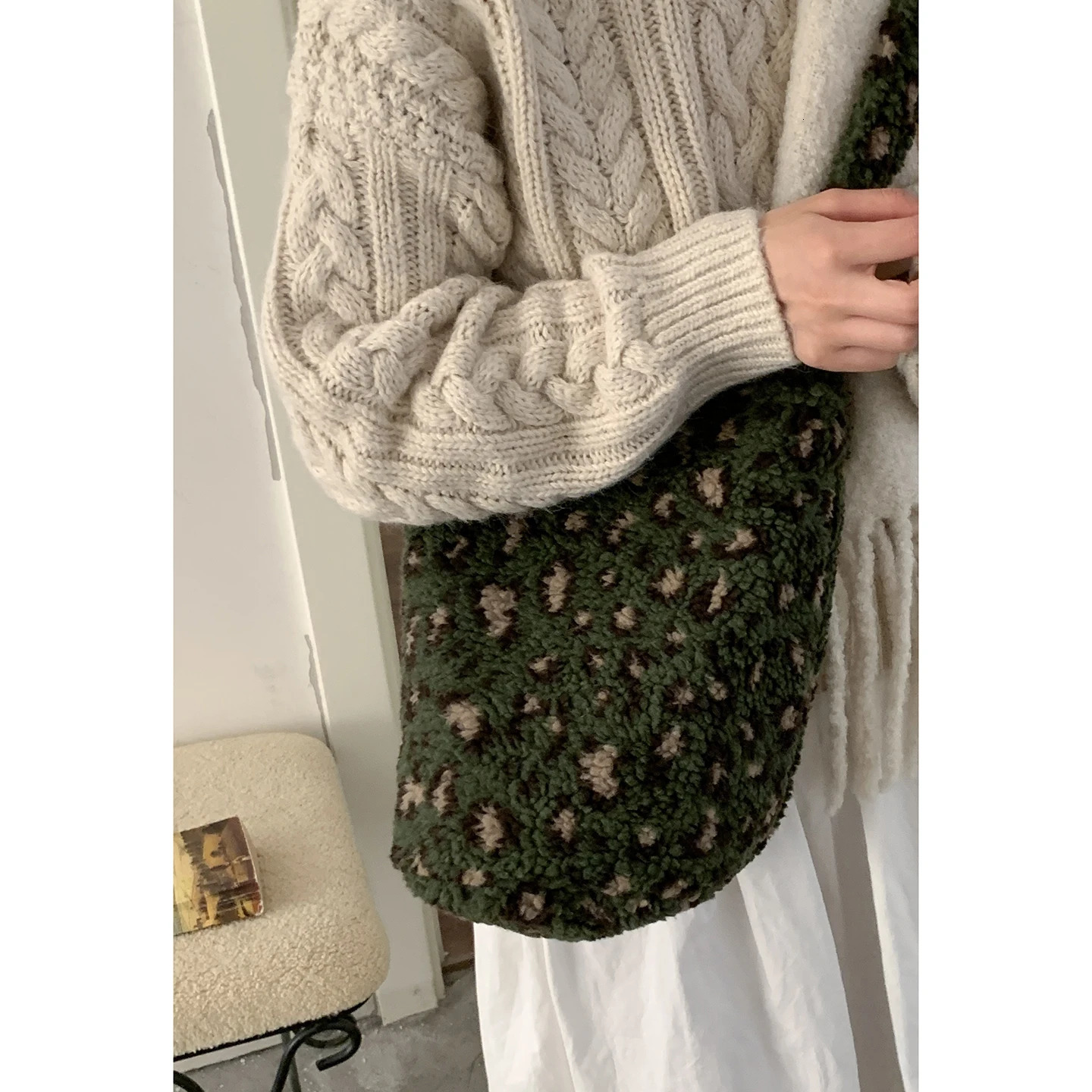 Fashionable Large Capacity Crossbody Plush Bucket Bags Autumn Winter Cute Lamb Wool Bag for Women 251104