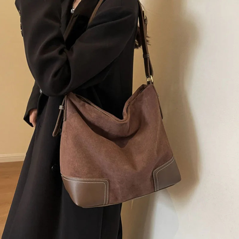 Korean version Large Capacity Bucket Bag Casual Tote Bag WomenS Commuting Shoulder Bag Retro Handbag 251104