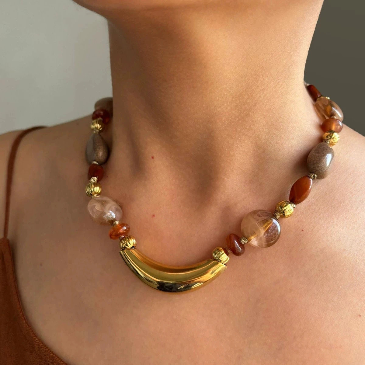 Retro Natural Agate Beaded Necklace with Stainless Steel Bull Horn Charm Waterproof Womens Handmade Jewelry 251031