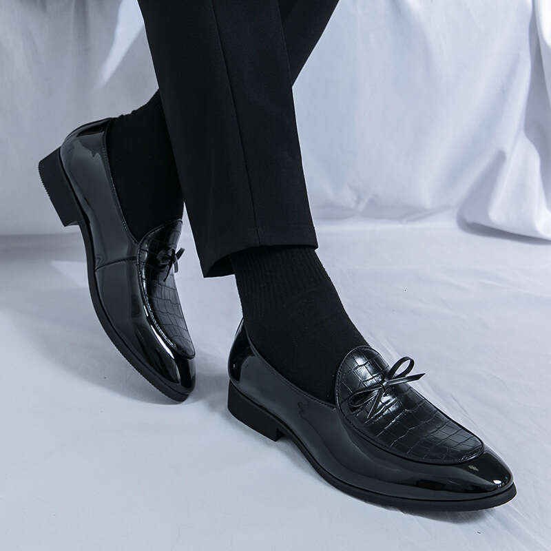 Men's shoes in plus size, new casual leather fashionable men's foot covers, business dress shoes, trendy British style, loafers