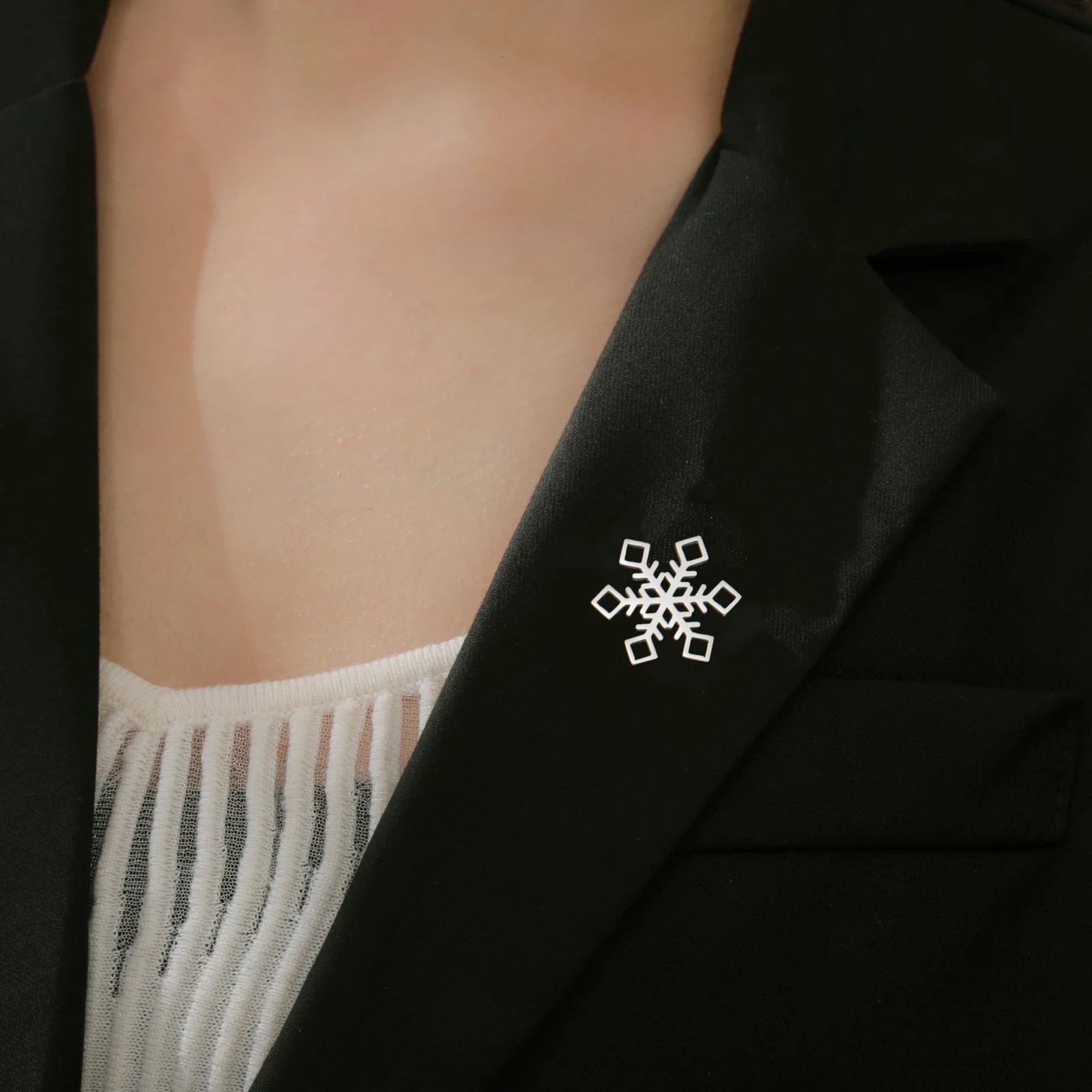 Lucktune Snowflake Metal Pins Brooch Christmas Pin Year Badges for Men Stainless Steel Jewelry 2025 Bag Accessories 251104