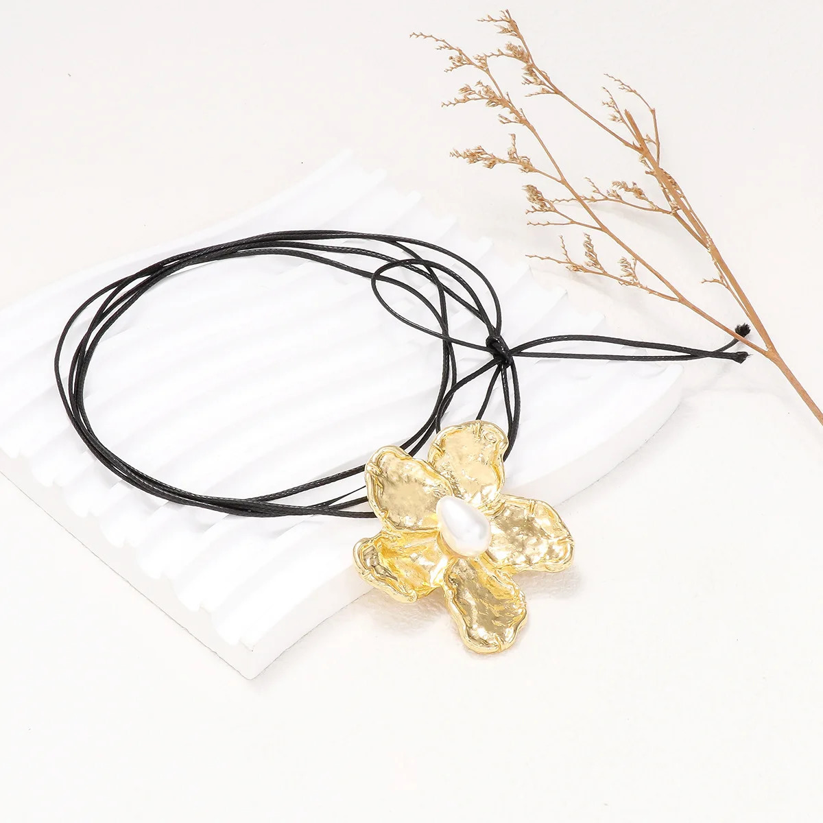 Casual Creative Flower Pendant Necklace Gold Color Alloy Choker Necklae for Women in Charm Holiday Party Jewelry 251031