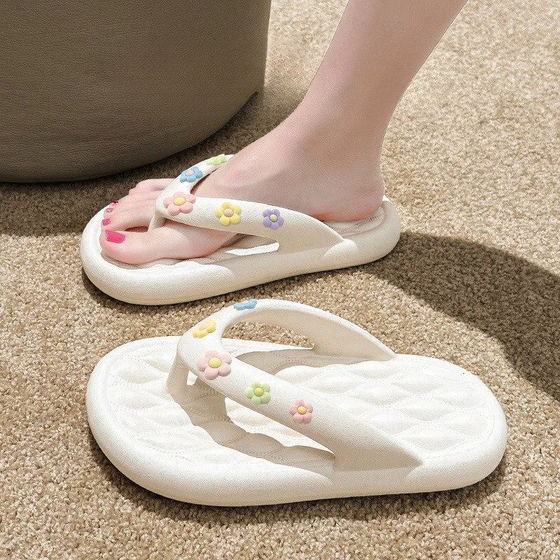 2025 Summer New Women's Slippers Flip Anti slip Soft Bottom Comfortable Student Open Toe Designer Fashion Pearl Designer Outdoor Beach Shoes