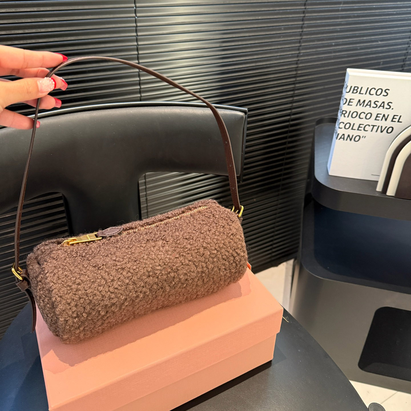 Fashion Designer Soft Curly Shearling Shapes Pouch Women Adjustable Removable Leather Shoulder Strap Cosmetic Bags Size 21x11cm