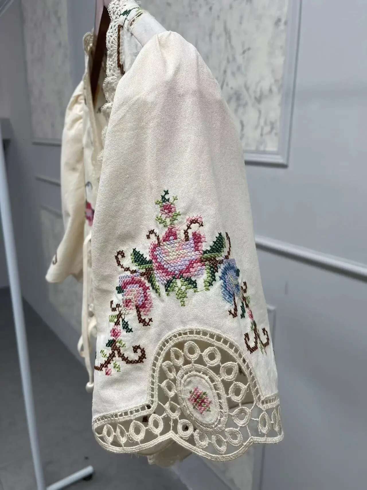 Retro ral Embroidery Women Short Blouse Lace-Up V-Neck Hollow Out Sweet Fashion Spring Lady Cotton en Blend Shirt