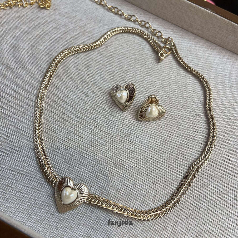 Original Light Titanium Heart-shaped Earrings Mother-of-pearl Collarbone Chain Vintage Old Money Style Necklace Melad S925 Silver Needle Earring Stud 
