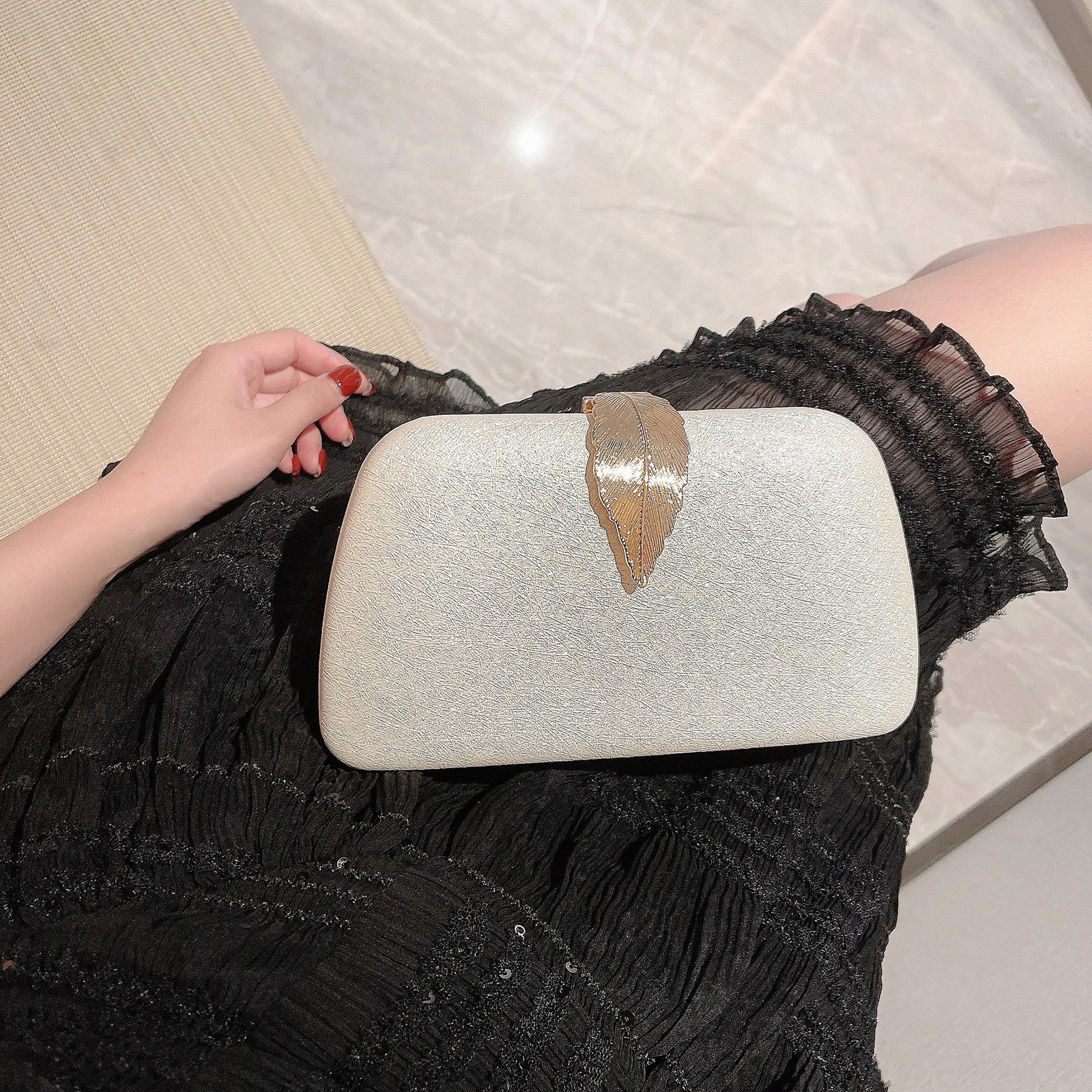 Womens fashion classic leaf buckle box dinner bag clutch party bag annual party bag reception handbag chain bag wedding mini bag 250402
