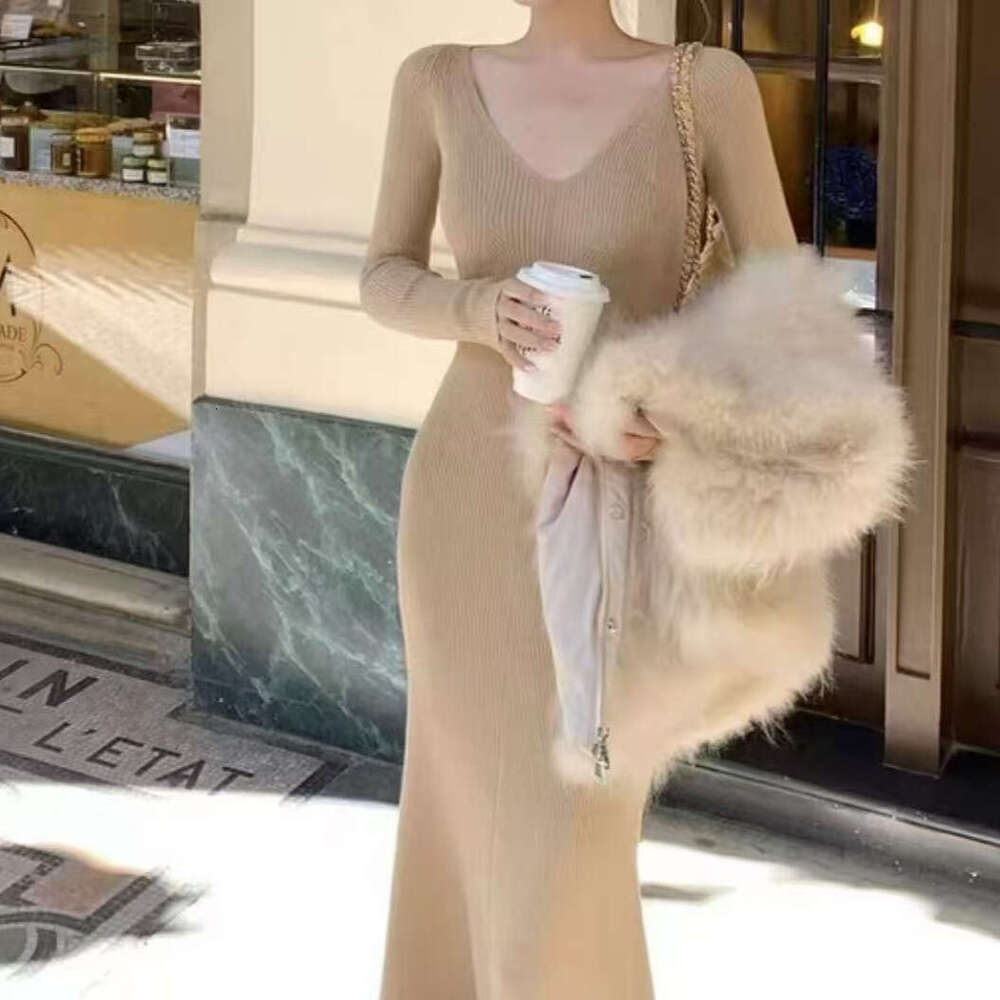 Jia Zhi Winter Inner Wear Companion V-Neck Wool Mermaid Knitted Women's High-End Dress B8516