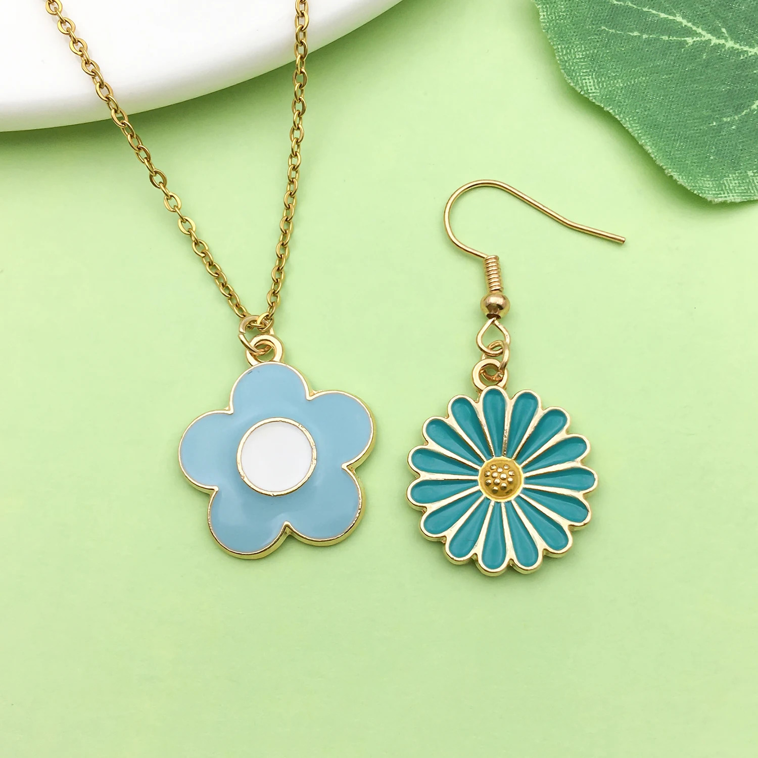 30 pieces of lake blue enamel flower decoration alloy small daisy cherry blossom sunflower pendant used for DIY jewelry accessories 250325