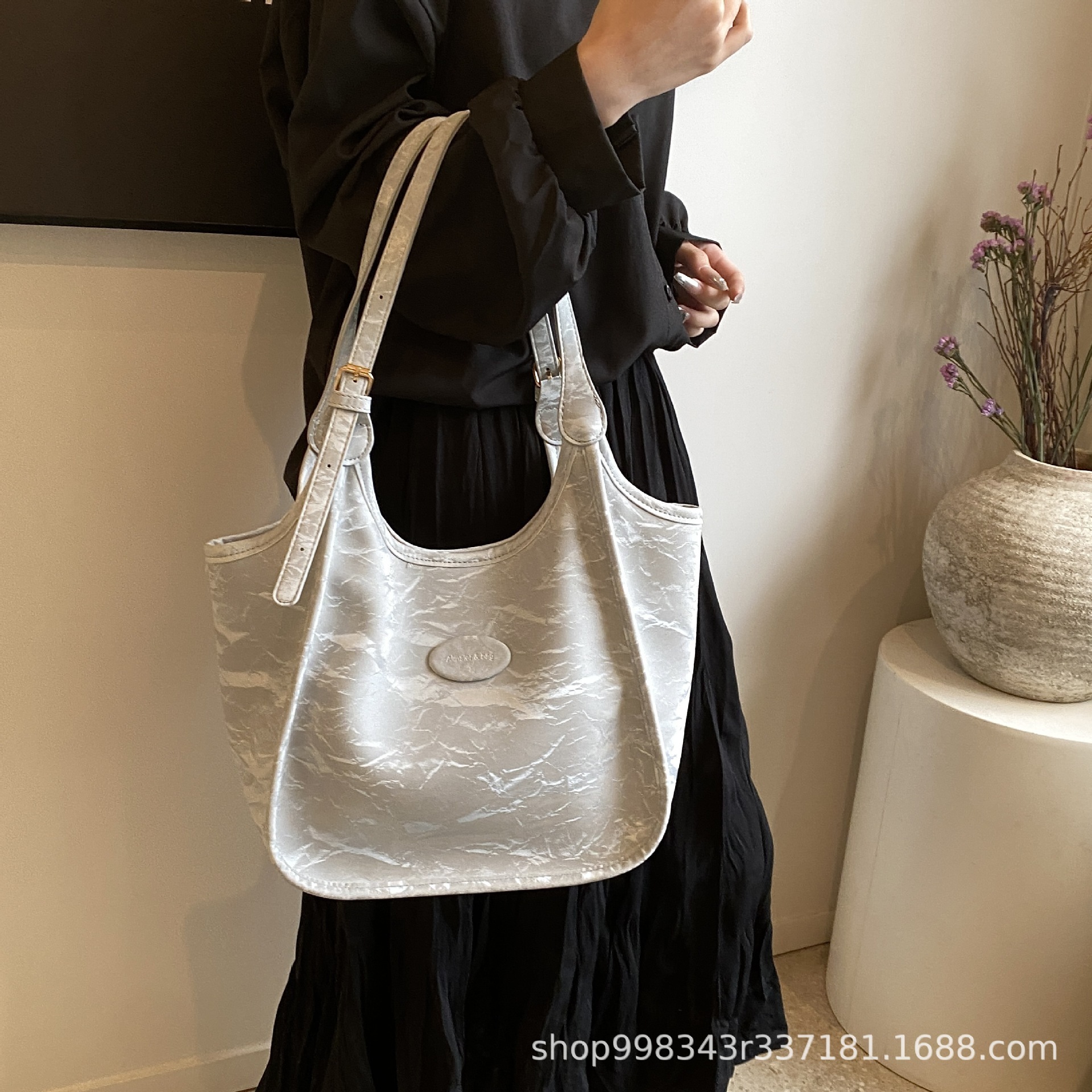 2025S Designer Women S Bag Bag For Women New Style Popular This Year Large Capacity Tote Casual Solid Color Shoulder Bag College Student Handbag