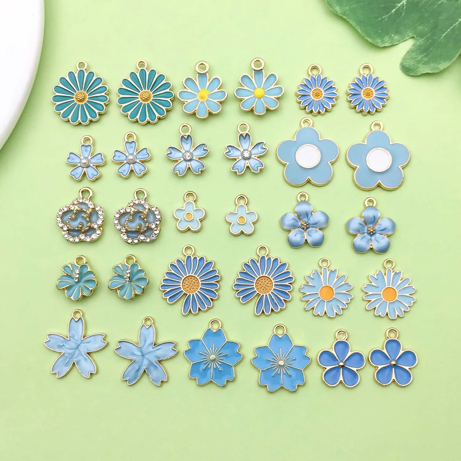 30 pieces of lake blue enamel flower decoration alloy small daisy cherry blossom sunflower pendant used for DIY jewelry accessories 250325