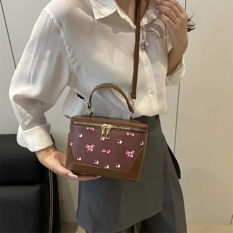 New Fashionable Small Square Handbag Womens Crossbody Bag Storage Box Stylish Niche Product Single Shoulder Slant Carry BagW251106