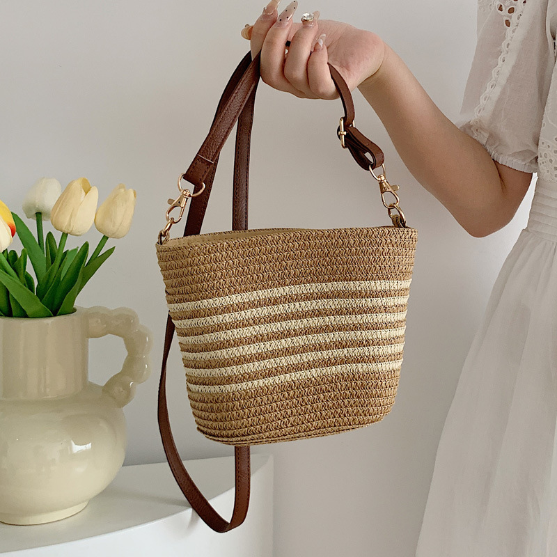 2025S Designer Women S Bag Grass Woven Women S Summer Ins Style New Beach Outdoor Travel Vacation Bucket Crossbody Bag
