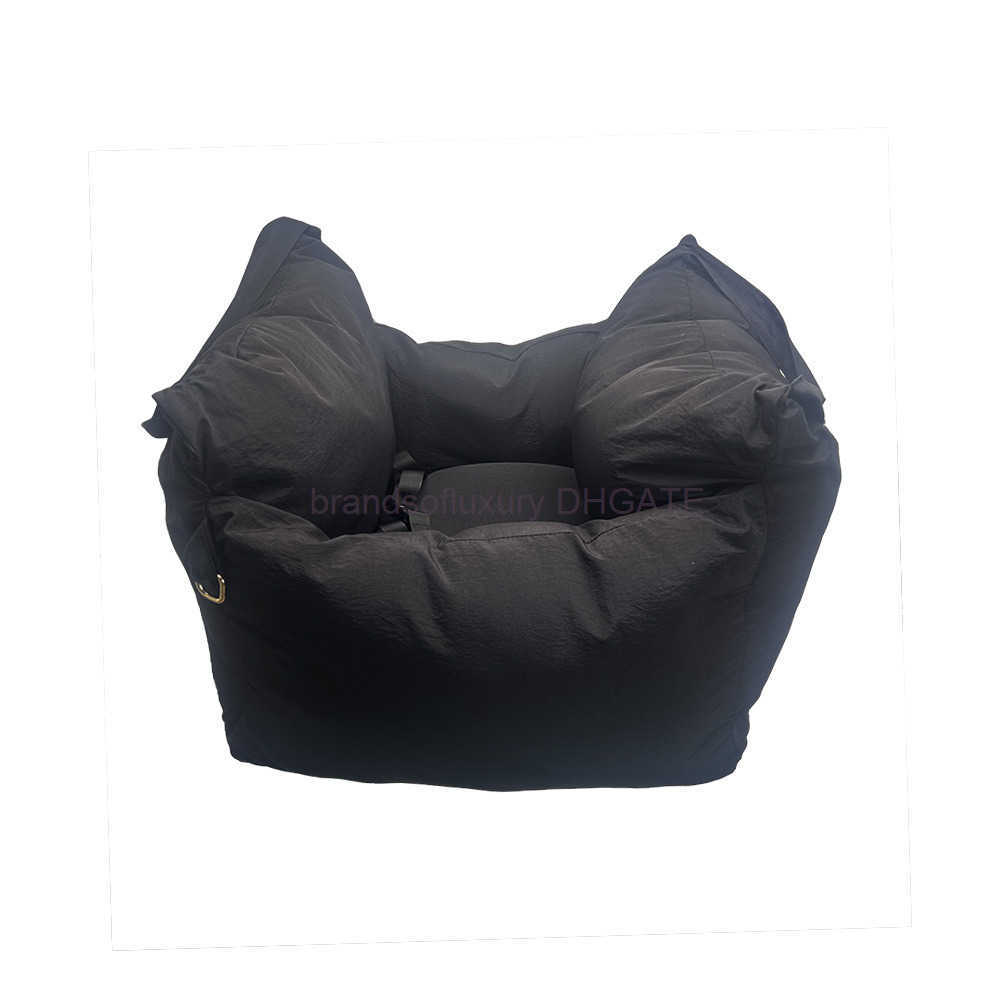Trendy pet dog car bed for outdoor use removable and washable dog bed hand-held dog bed Teddy Schnauzer crossbody pet bed mat