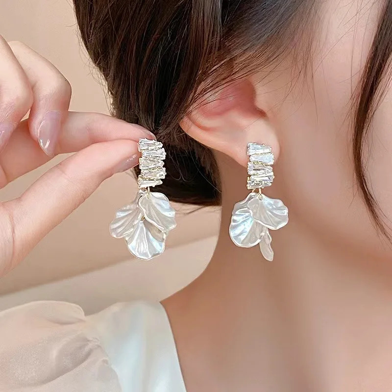 ZAKOL Korean Fashion Shell Pendant Earrings White Crystal Zirconia Flower Bridal Party Accessories 250326