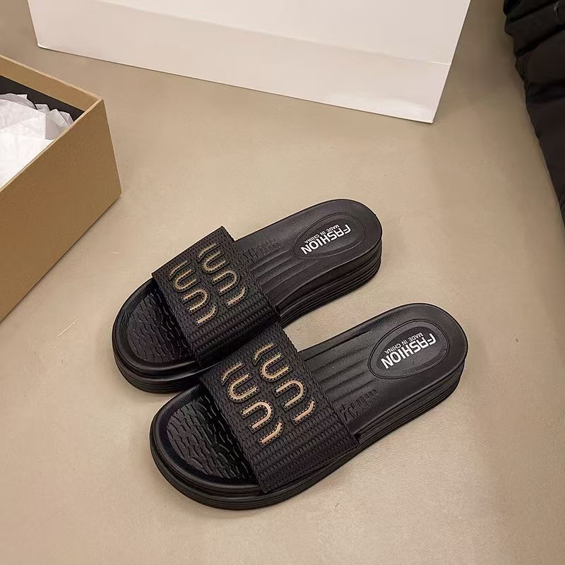 The New Designer Women's Summer Outdoor Luxury Slippers For 2025 Feature Thick-soled And Anti-slip All-soft-soled Beach Sandals In A Trendy Red C