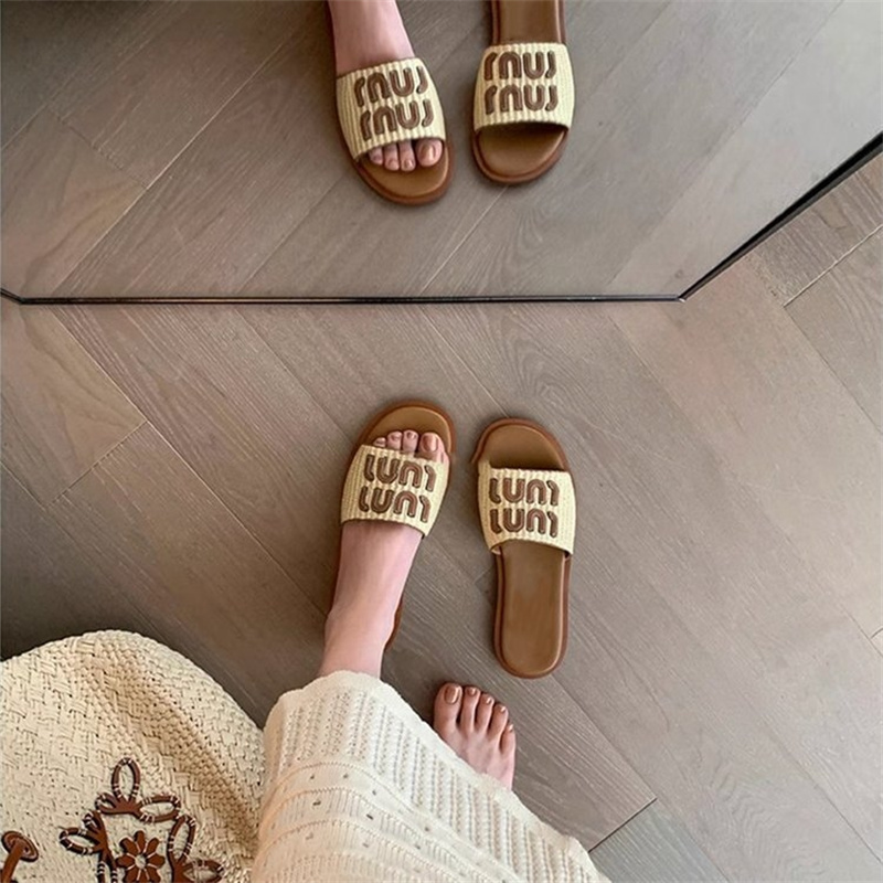 Designer slippers free shipping 2025 new fashionable flat bottomed casual woven sandals indoor outdoor comfortable slippers for womens