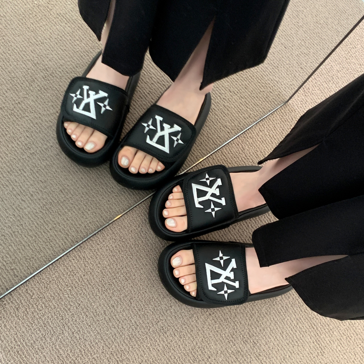 Free shipping designer women's summer super soft cool slippers, thick-soled flip-flops, Korean version, trendy and trendy outerwear half-slippers