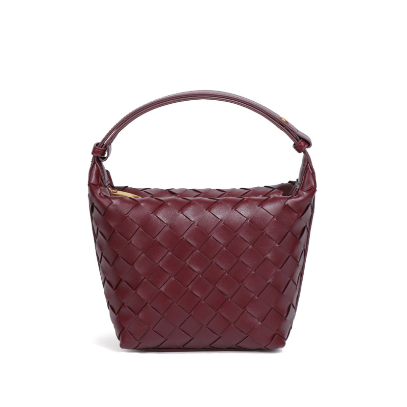 2025 new Elegant hand-held lunch box bag fashionable hand-woven bag trendy and versatile casual shoulder bag soft leather texture underarm bag