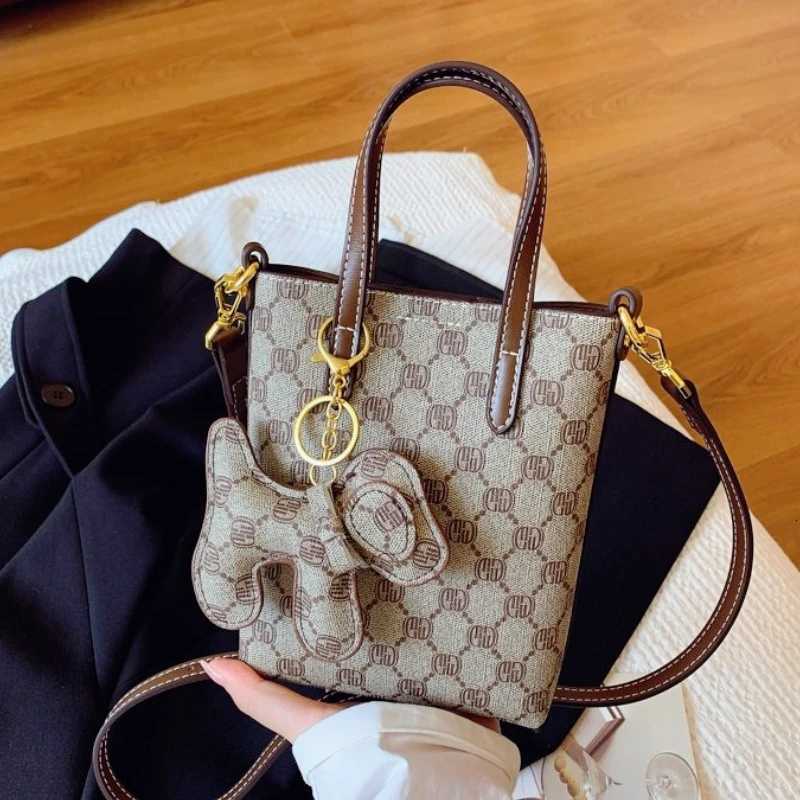 Make a statement with this niche design handbag featuring individual patterns that ensure you stand out from the crowdW251106