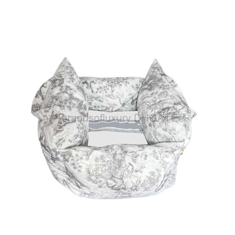 Dog car kennel removable and washable pet kennel in autumn and winter Teddy Schnauzer Bomei Chihuahua pet fashion brand kennel in