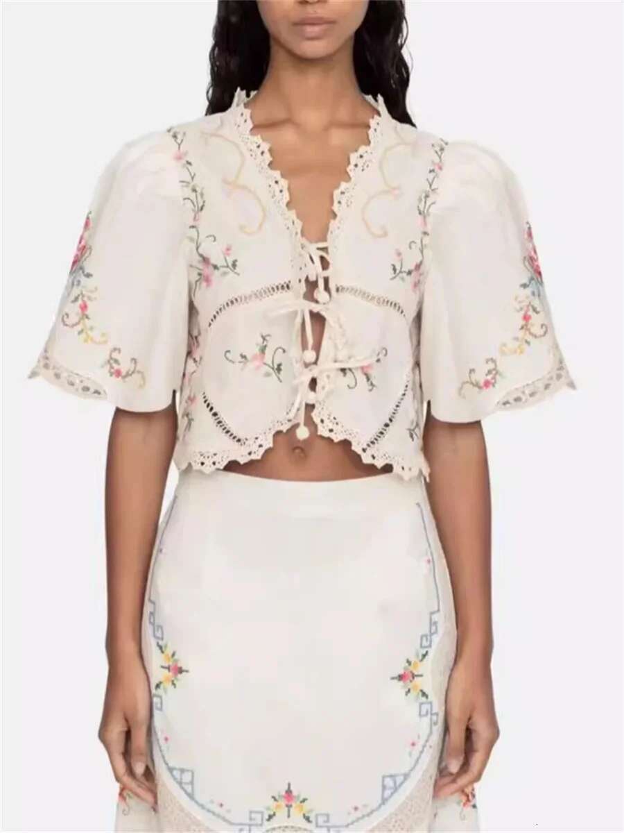 Retro ral Embroidery Women Short Blouse Lace-Up V-Neck Hollow Out Sweet Fashion Spring Lady Cotton en Blend Shirt