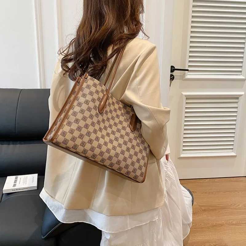 2025 New Artistic European Style Shoulder Bag - High-End Exquisite Creative Crossbody Bag for LadiesW251106