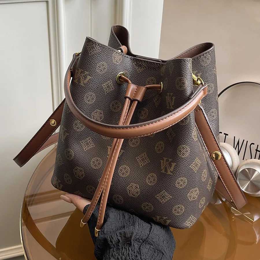 2025 New Fi Water Bucket Bag - Wens Crossbody/Shoder Bag Versatile Stylish Premium Leather Casual Work Handbag Y251106