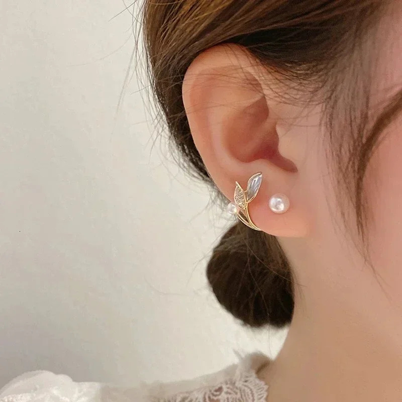 Korean retro pearl crystal earrings for womens jewelry highend zircon flower butterfly leaf stud 250326