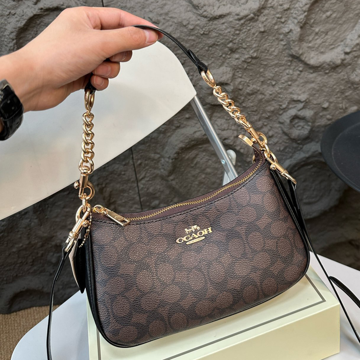 Designer bag Luxury bag Casual handbags Spacious armpits High-quality Fashionable Shoulder bags Premium leather Zipper Closure and adjustable Crossbody straps